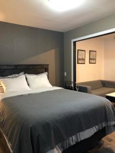Postel nebo postele na pokoji v ubytování Greenside Motel