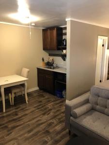 Kuchyň nebo kuchyňský kout v ubytování Greenside Motel
