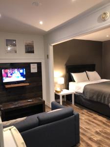 Postel nebo postele na pokoji v ubytování Greenside Motel