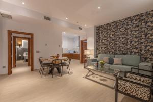 格拉纳达BiBo Suites San Agustín的带沙发和桌子的客厅