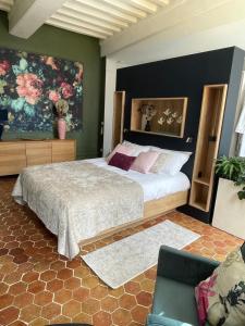 Postel nebo postele na pokoji v ubytování Suite avec Spa Quartier Cathédrale
