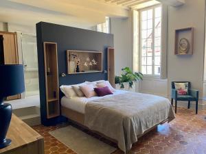 Postel nebo postele na pokoji v ubytování Suite avec Spa Quartier Cathédrale