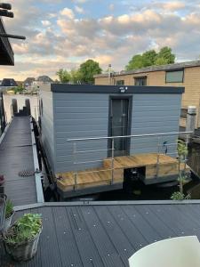 ein winziges Haus auf einem Dock in der Unterkunft Unique new houseboat moored 4 in Zwartsluis