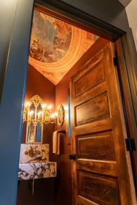 La salle de bains est pourvue d'une porte et d'une peinture au plafond. dans l'établissement Hook Of The Hamate, à Fennville
