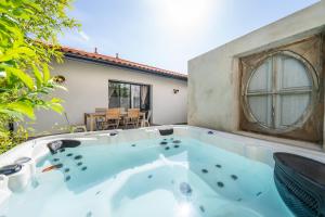 a bath tub in the backyard of a house at MAISON SWANNEL - Cosy & Spa in Andernos-les-Bains