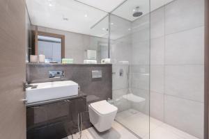 Vannituba majutusasutuses Charming Loft with Spacious Terrace in JVC