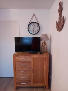 TV a/nebo společenská místnost v ubytování Studio cosy Ty Avel avec parking , balcon & Wifi