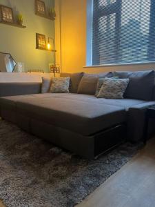 Rúm í herbergi á Perfect 1 Bed Apartment - Central with Parking, WiFi, TV, Desk