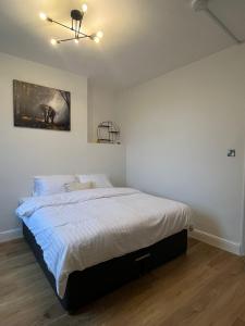 Rúm í herbergi á Perfect 1 Bed Apartment - Central with Parking, WiFi, TV, Desk