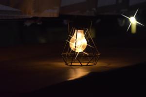 uma luz no escuro com uma luz no fundo em Riad Anma em Taroudant