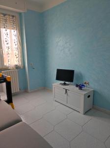 Pokój z biurkiem z komputerem w obiekcie La Casa di Nonna Francesca w mieście San Ferdinando di Puglia