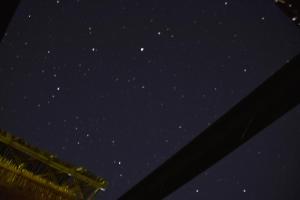 un ciel nocturne rempli d'étoiles et d'un bâtiment dans l'établissement Riad Anma, à Taroudant