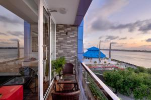 een balkon met uitzicht op het water bij Summer Beach Maldives in Male City