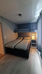 sypialnia z łóżkiem z niebieską ścianą w obiekcie Arctic Lodge Tromvik with jacuzzi w mieście Tromsø