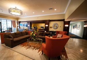 sala de estar amplia con sofá y sillas en Holiday Inn Bar Harbor Regency Hotel, an IHG Hotel en Bar Harbor