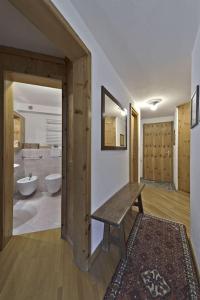 La salle de bains est pourvue d'une table en bois et d'une baignoire. dans l'établissement Chesa Centrum - Celerina, à Celerina