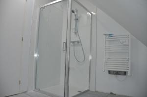 PlozévetにあるLa Magnifique Villa à 500m de la plageの浴室のガラス扉付きシャワー +33枚の写真