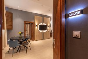 BiBo Suites San Agustín的电视和/或娱乐中心