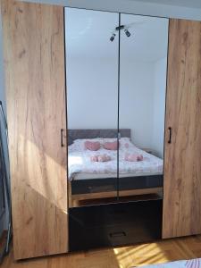 einem Glasschrank mit einem Bett darin in der Unterkunft On Top 21 in Bijeljina