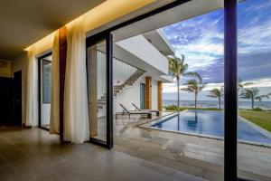 Swimmingpoolen hos eller tæt på Biệt thự mặt tiền biển Saint Simeon Resort