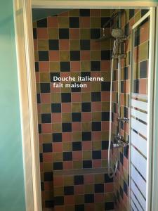 uma casa de banho com um chuveiro com azulejos coloridos em Le Chant du Coq em Lacave
