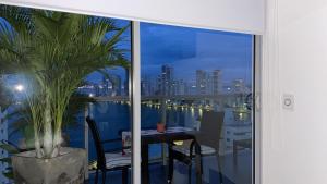 een balkon met een tafel en uitzicht op de stad bij Lujoso Apartamento en Bocagrande in Cartagena