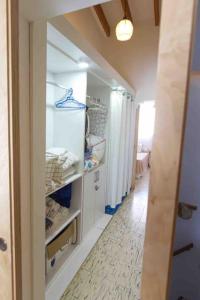 pasillo de una habitación con nevera abierta en Isla de Tabarca: Casa Trinacria, en Tabarca