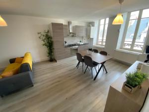 - un salon avec un canapé et une table dans l'établissement Joli appartement avec parking gratuit sur place, à Givet