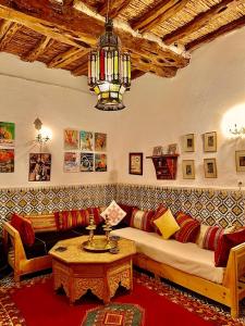 - un salon avec un canapé et une table dans l'établissement Riad De La Mer, à Essaouira