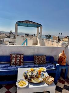 エッサウィラにあるRiad De La Merのバルコニーのテーブルに食料品のトレイ