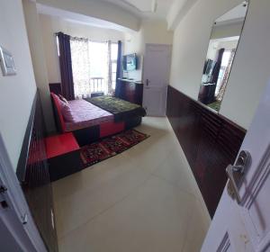 Postel nebo postele na pokoji v ubytování Shimla Regency
