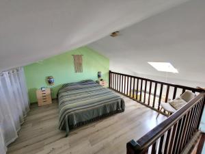 um quarto com uma cama e uma escada em CASSIOPEE em Saint-Gilles-les-Bains