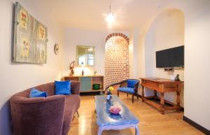 TV a/nebo společenská místnost v ubytování Old Town Quito Suites, Elegant Comfort & Space in the Historic Center