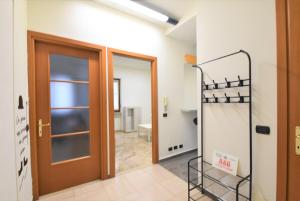un pasillo con una puerta que conduce a un baño en VERCELLI CENTRO, en Vercelli