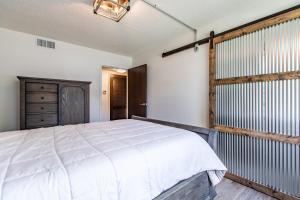 1 dormitorio con 1 cama blanca grande. en Modern, Rustic 2 Bed 1 bath 6 blocks from Mayo en Rochester