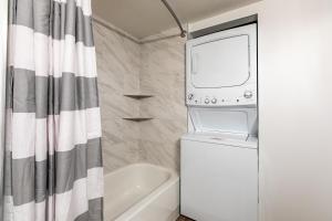 y baño con lavadora y secadora. en Modern, Rustic 2 Bed 1 bath 6 blocks from Mayo, en Rochester 9 fotos más