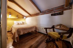 Postel nebo postele na pokoji v ubytování Old Town Quito Suites, Elegant Comfort & Space in the Historic Center