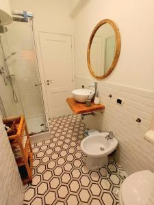 ローマにあるRoRo Romaのバスルーム(洗面台、トイレ、鏡付)