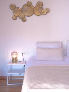 1 dormitorio con 1 cama y 1 mesa con lámpara en Boutique Bed & Breakfast Casa Paco - adults only, en Vélez Rubio