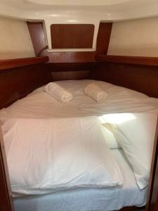 uma cama com duas almofadas em cima em Sea Bloom - Sleep & Sail in Tejo em Lisboa