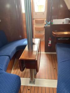 sala de estar con 2 sillas azules y mesa en Sea Bloom - Sleep & Sail in Tejo, en Lisboa