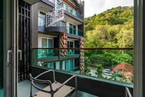 En balkon eller terrasse på Emerald Terrace Apartments by Lofty