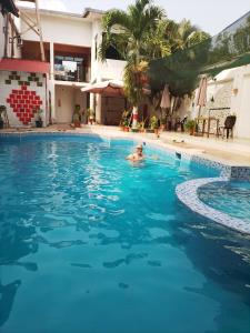 a man swimming in a swimming pool at Casa sanacion Elixir in Pucallpa