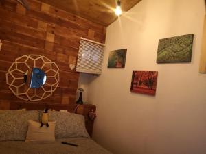 una camera con un letto e alcune immagini sul muro di Molise isernia è casa Sbriglio, tra cascate, laghi, fiumi e relax a Sessano Del Molise