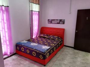 Cama pequeña en habitación con marco rojo en SMART 2.0 Homestay Pantai Kemayang Bachok, en Bachok