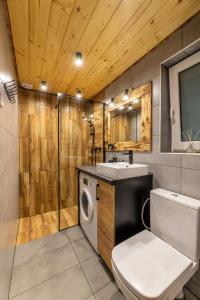 a bathroom with a washing machine and a sink at Bieszczadzkie Tarasy in Ustrzyki Dolne