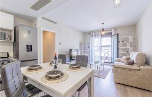 cocina y sala de estar con mesa y sillas en Beautiful Apartment In Sevilla With Wifi en Sevilla