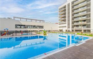 una gran piscina frente a un edificio en Beautiful Apartment In Sevilla With Wifi, en Sevilla
