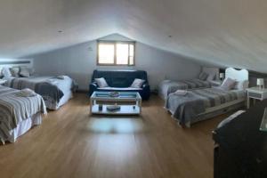 un soggiorno con due letti e un divano di La casona de isa a Palazuelos de Eresma Altre 41 foto