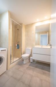 La salle de bains est pourvue de toilettes, d'une douche et d'un lavabo. dans l'établissement Apartment IFEMA-Airport, à Madrid